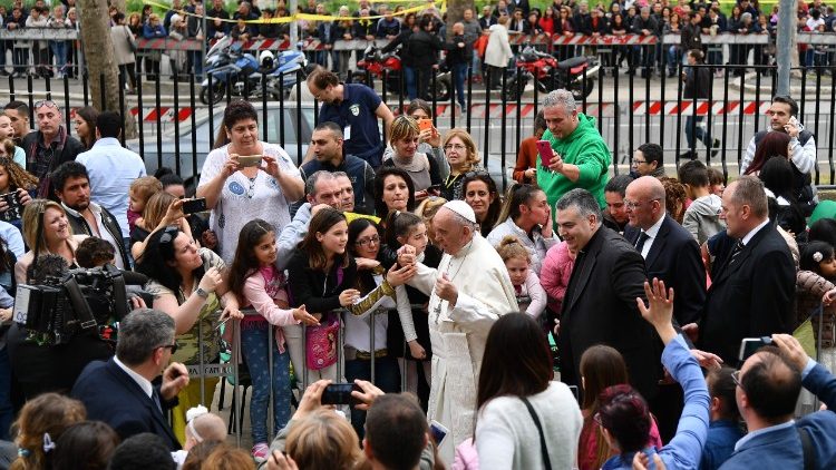 Påven Franciskus besöker en församling i Roms förort 