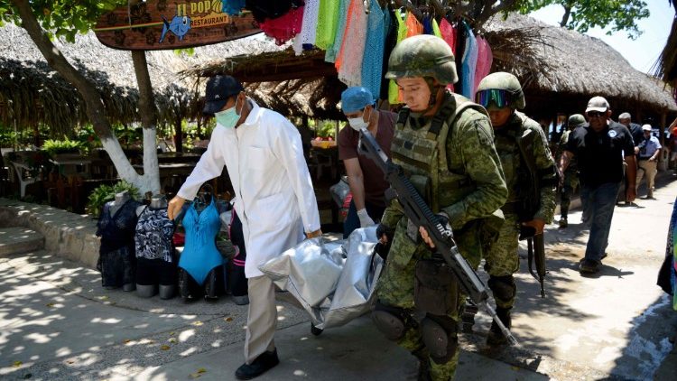 Avril 2018. Médecins légistes et militaires portent le corps d'un homme assassiné à Acapulco dans l'État du Guerrero, un des plus durement touchés par la criminalité organisée