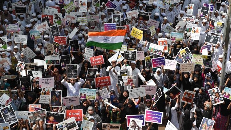Manifestation le 15 avril 2018 à Ahmedabad, dans l'État du Gujarat, en soutien des victimes de viols à Jammu et dans l'Uttar Pradesh.
