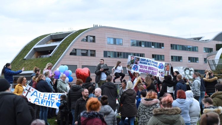 Podporniki Alfieja Evansa in njegovih staršev pred liverpoolsko bolnišnico