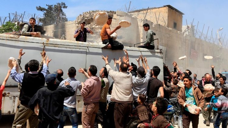 Ghoutaவில் அரசின் உணவுப்பொருள்களைப் பெறும் புலம்பெயர்ந்தோர்