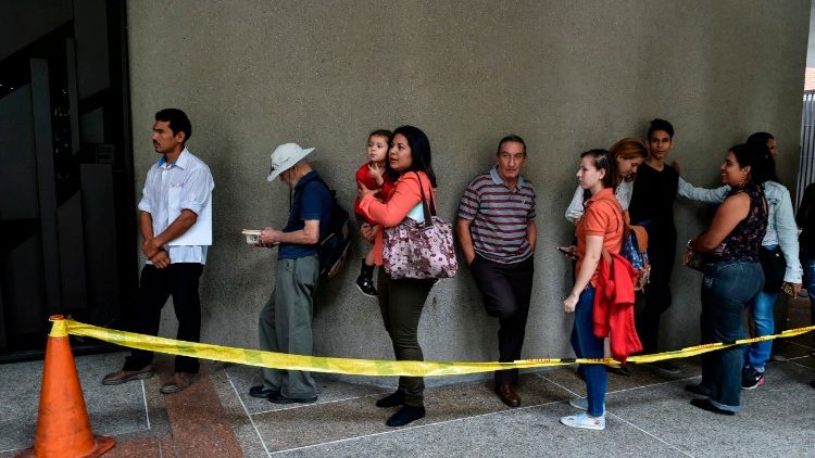 Venezuelaner i kö för visum i grannländer 