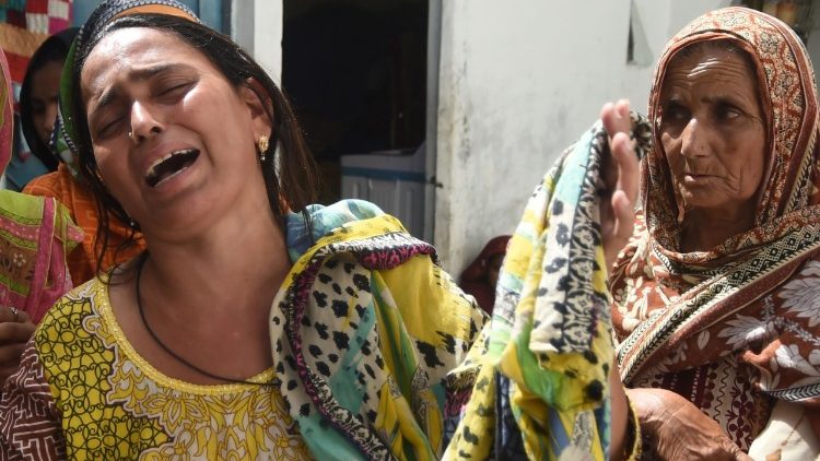 Pakistan: la disperazione di una madre dopo il rapimento e l'assassinio della figlia di 6 anni.