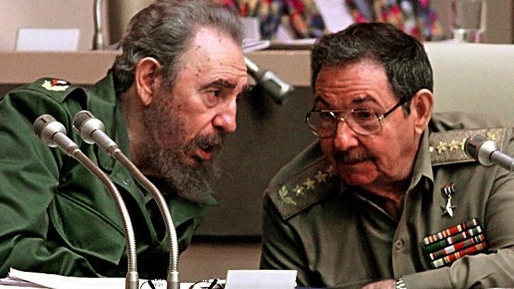 Fidel et Raùl Castro à la havane en 1999