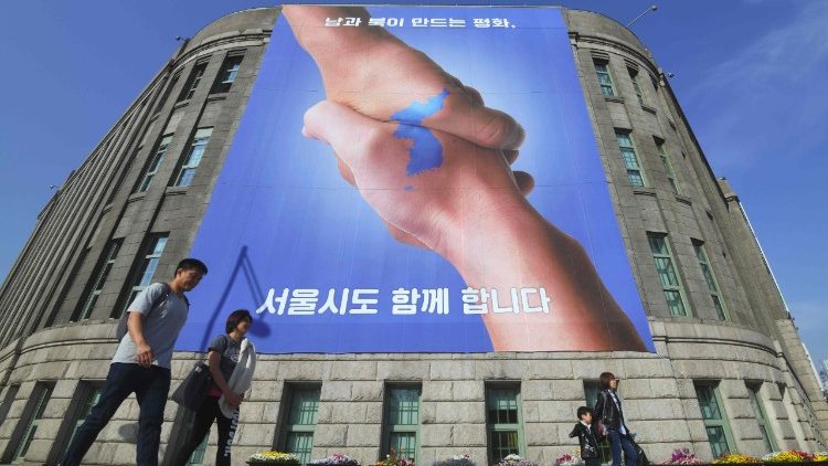 Une affiche soutenant le dialogue intercoréen déployée sur l'hôtel de ville de Séoul, le 18 avril 2018.