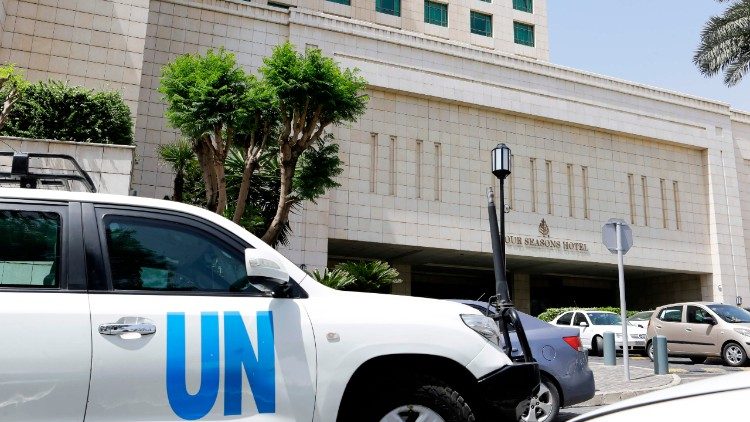 Un véhicule de l'ONU devant l'hotel des experts de l'OIAC, à Damas, le 18 avril 2018.