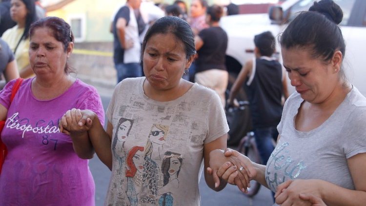 Des femmes en prière après l'assassinat d'un prêtre en avril 2018, dans l'État de Jalisco au Mexique.