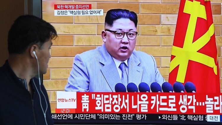A Séoul, un Coréen regarde l'annonce du président nord-coréen Kim Jong-Un sur la fin des essais nucléaires et des tests de missiles intercontinentaux, le 21 avril 2018.