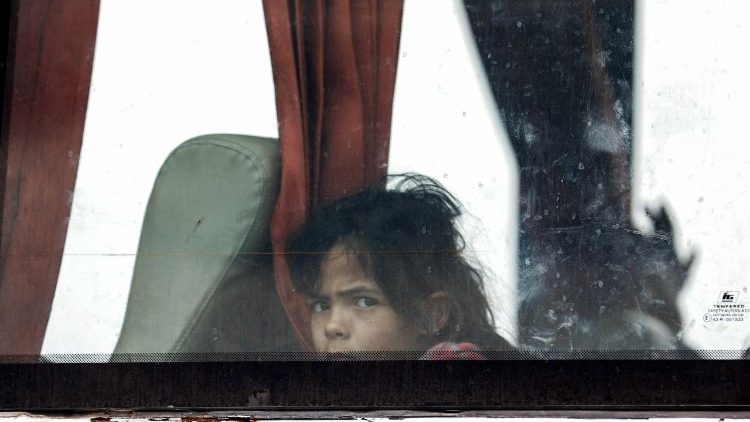 Syrisches Mädchen, das wegen Kämpfen aus Damaskus nach Aleppo evakuiert wurde