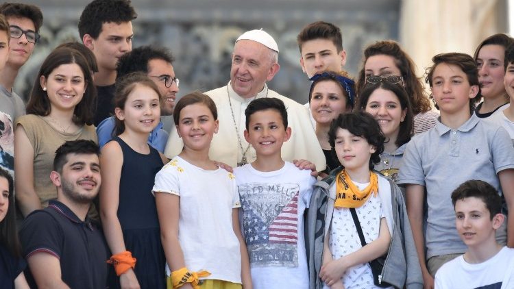 Le Pape entouré par des jeunes fidèles des diocèses italiens de Bologne et Cesena-Sarsina