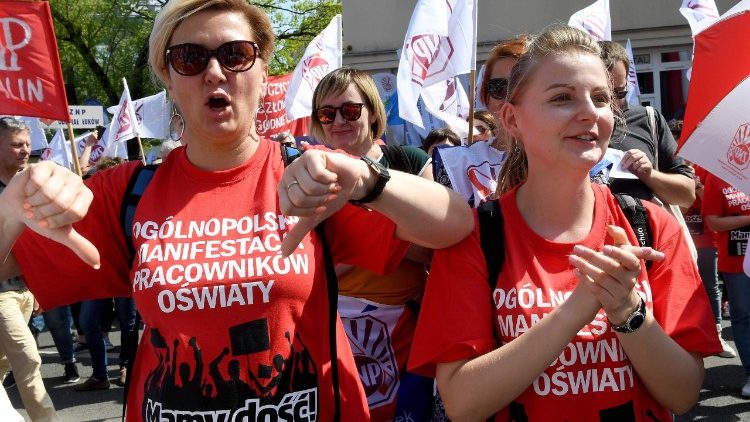 Demonstracja polskich nauczycieli domagających się wyższych zarobków