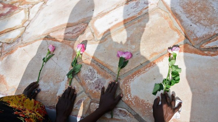Ein Denkmal erinnert an den Genozid in Ruanda vor 24 Jahren