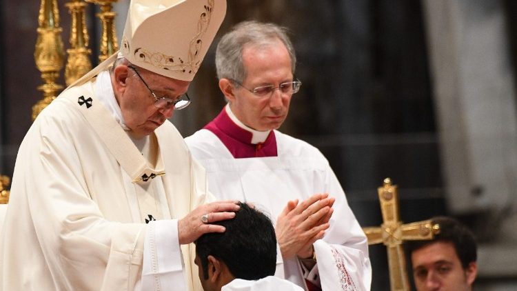 Popiežius įšventino 16 kunigų