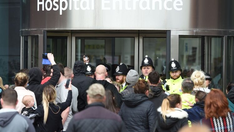 Polizisten am Eingang des Liverpooler Krankenhauses Alder Hey Children´s Hospital