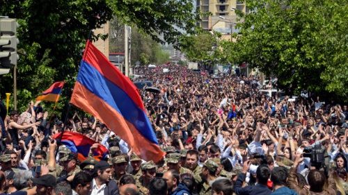 Arménie: le Premier ministre démissionne face à la "révolution de velours" 