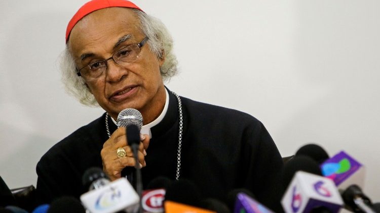 L'archevêque de Managua, le cardinal Brenes, lors d'une conférence de presse. 