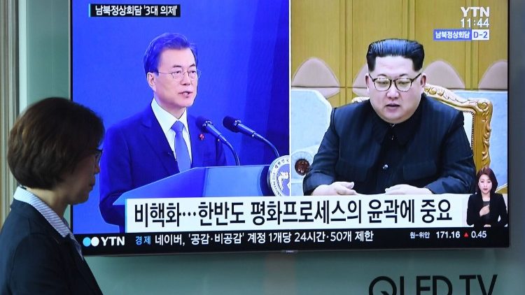 Der südkoreanische Präsident Moon Jae-in und sein nordkoreanischer Amtskollege Kim Jong Un, vereint auf einem Flachbildschirm