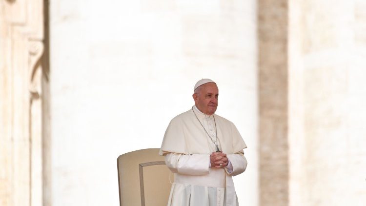 El Papa en la Audiencia General reza con los fieles