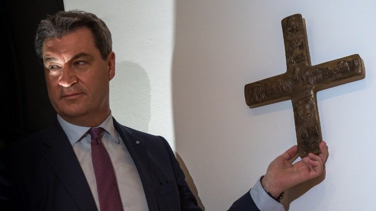Le ministre-président de Bavière, Markus Söder (CSU) installant un crucifix dans l'entrèe du siège du Land , le 24 avril 2018 à Munich.