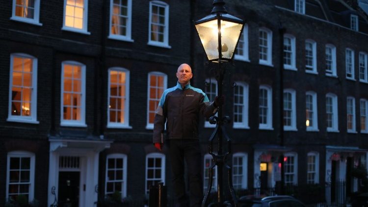 Noch so ein prekärer Arbeitsplatz: Gaslampen-Anzünder in London