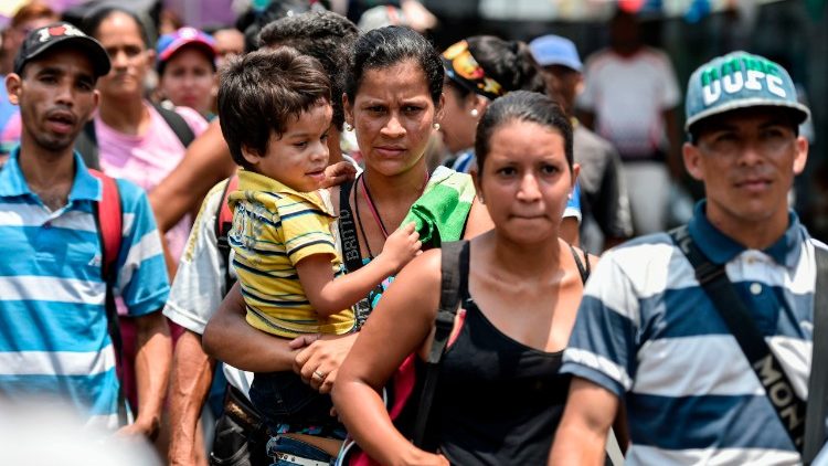 Venezuelani in coda per distribuzione di aiuti