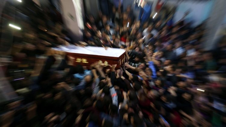 Muslime bei einer Beerdigung im Gazastreifen
