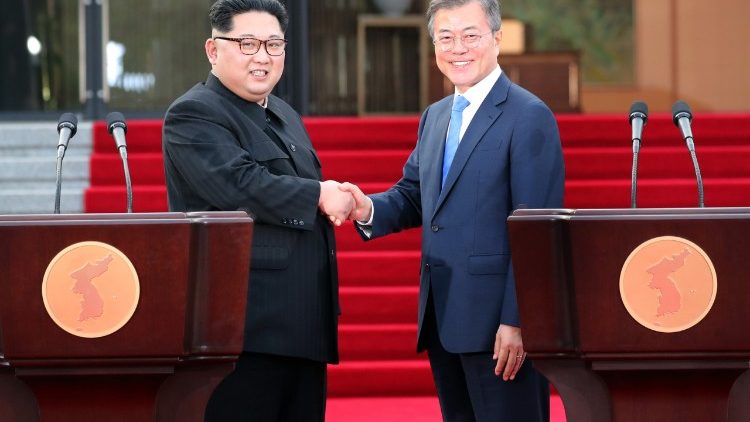 Il presidente sudcoreano Moon Jae-in e il leader nordcoreano Kim Jong-un 