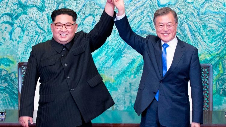 Le leader nord-coréen Kim Jong-un et le président sud-coréen Moon Jae-in lors de leur rencontre de vendredi.