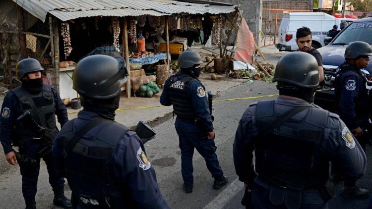 Des policiers sur le lieux d'une fusillade à Acapulco, dans l'Etat de Guerrero, le 27 avril 2018.