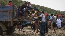 myanmar-conflict-unrest-1524908287127.jpg