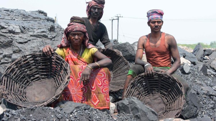 झारखंड के कोयले की खान में काम करते मजदूर