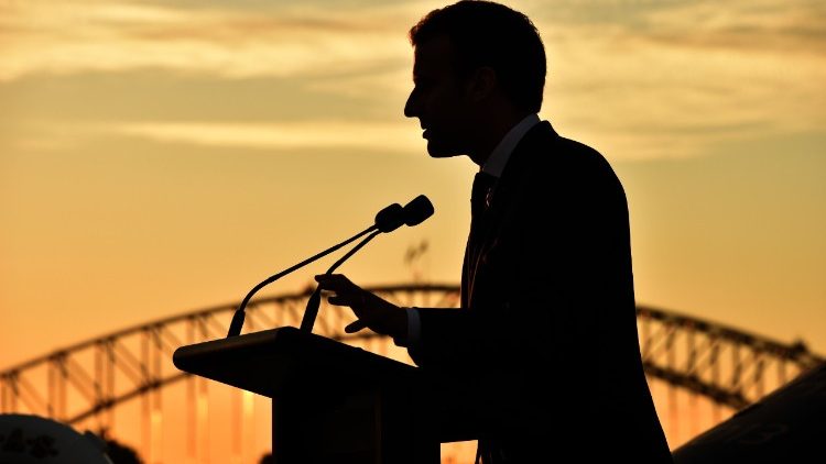 Le président français en contre-jour lors d'un discours à Sydney, en Australie, le 2 mai 2018.