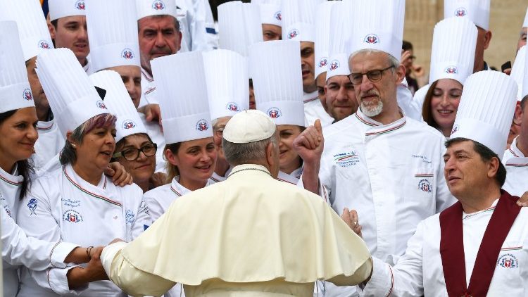 Papež Frančišek s skupino toskanskih šefov