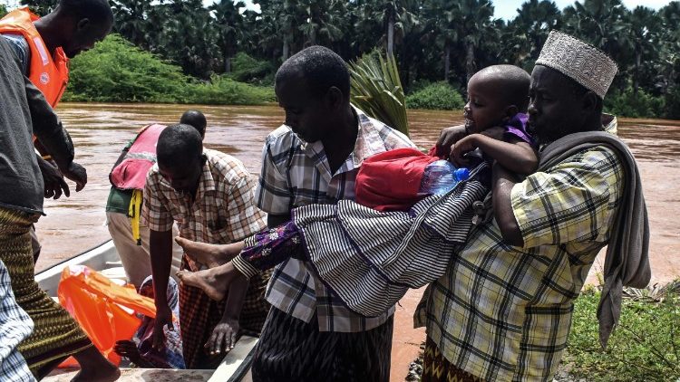 Die Flutwelle radierte ganze Dörfer  aus und forderte dutzende Todesopfer. Lee Kinyanjui, Gouverneur des betroffenen Distrikts Nakuru, der zwei der betroffenen Dörfer besuchte, berichtete, dass das Ausmaß der Schäden noch nicht absehbar sei. 