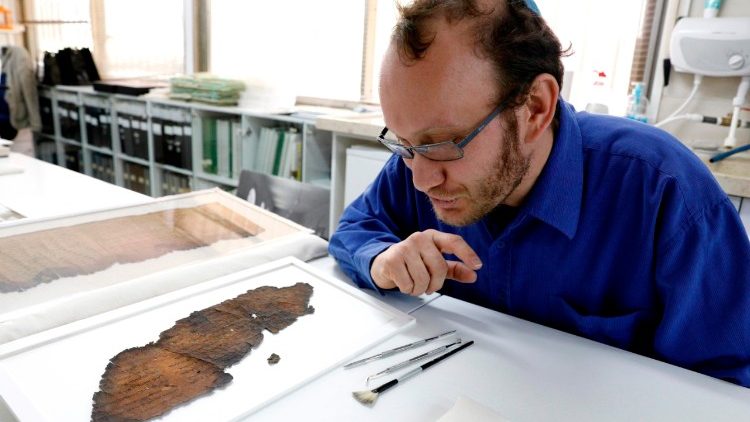 Der Forscher Oren Ableman untersucht das Fragment einer Qumran-Schriftrolle