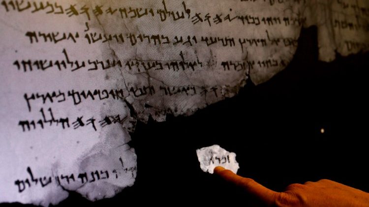 Fragment d'un des manuscrits de la mer Morte dans un laboratoire de l'Autorité des antiquités d'Israël, le 2 mai 2018. 