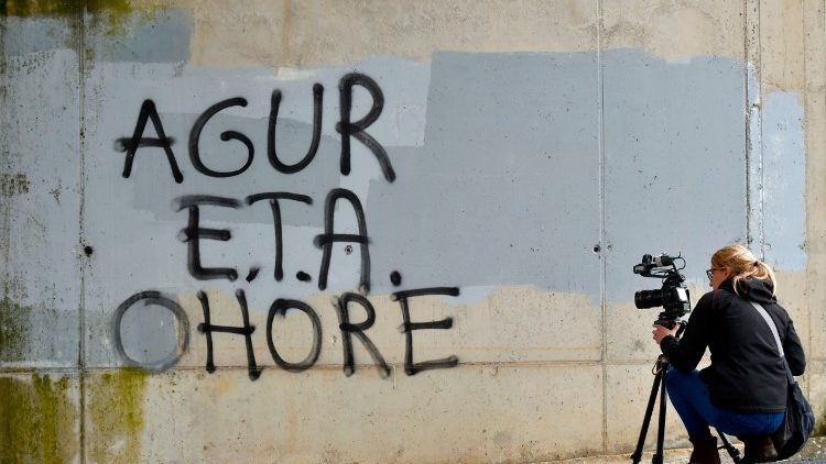 «ETA, Adieu et va avec honneur», un graffiti dans le village basque de Agurain en Espagnne, le 3 mai 2018. 