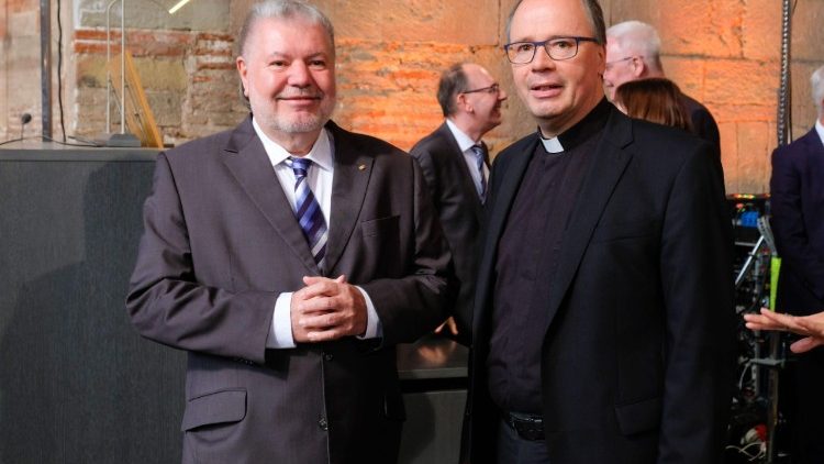 Bischof Ackermann, hier mit dem früheren SPD-Chef Kurt Beck