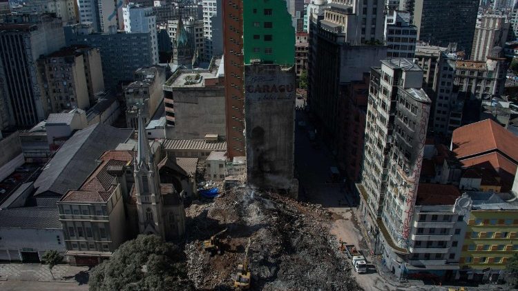 Zawalony 24-piętrowy budynek w São Paulo w Brazylii 