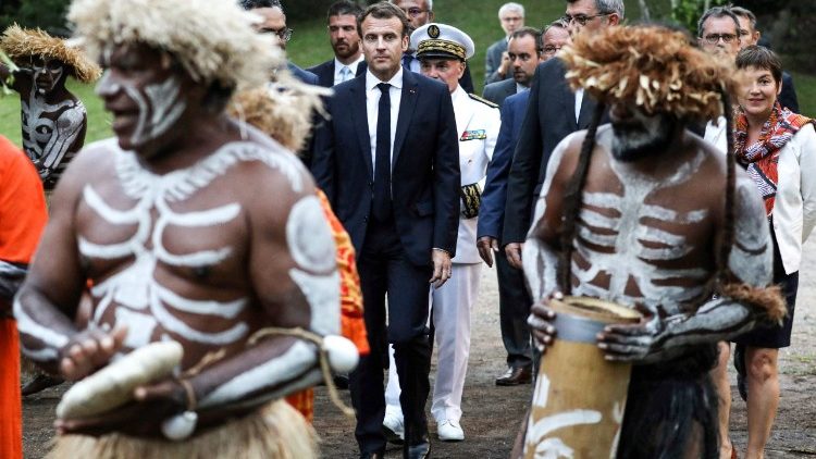 Emmanuel Macron lors d'une cérémonie au centre culturel Jean-Marie Tjibaou de Nouméa, au terme de ses trois jours de visite néo-calédonienne, le 5 mai 2018.