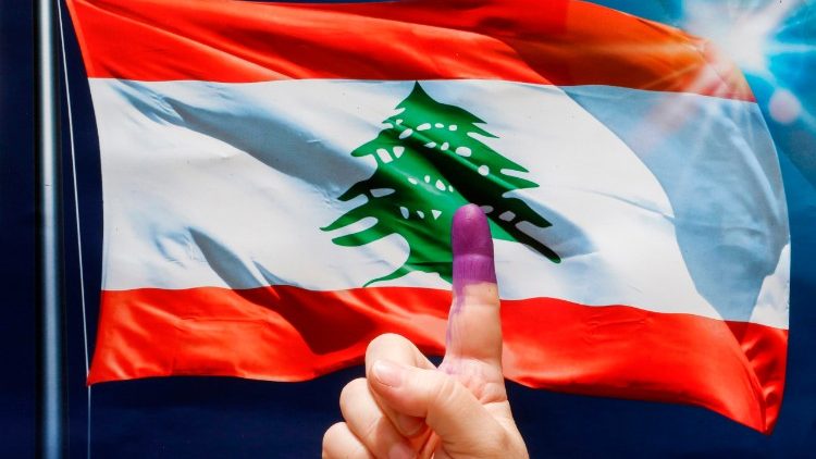 Ein Wähler hebt seinen mit Tinte gefärbten Zeigefinger hoch, nachdem er seine Stimme in einem Beiruter Wahllokal abgegeben hat.