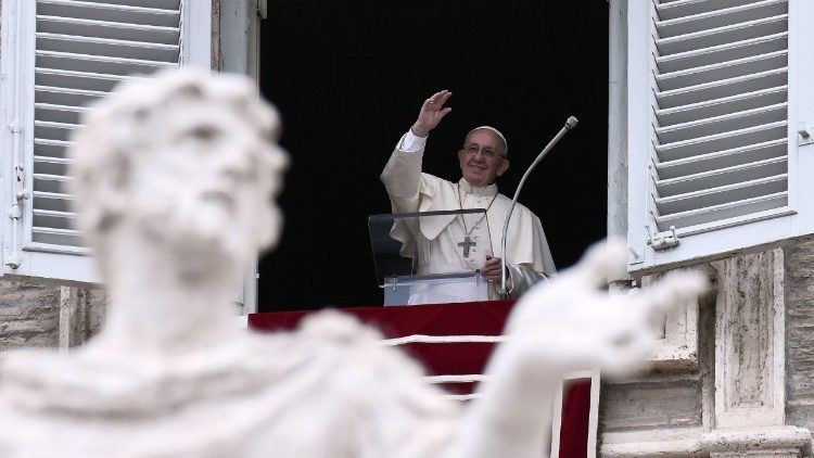 Papa Françesku nga dritarja e studios në Pallatin Apostolik