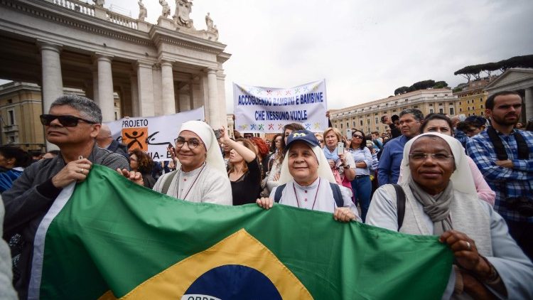 Des religieuses brésiliennes lors d'un Angélus sur la Place Saint-Pierre.
