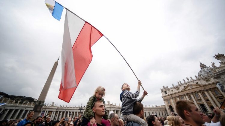Fedeli polacchi in Piazza San Pietro per il Regina Caeli con Papa Francesco