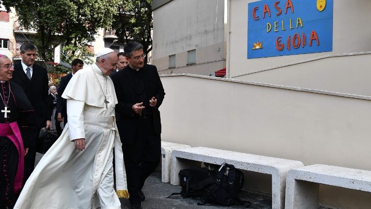 Il Papa inaugura la Casa famiglia per disabili