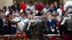 vatican-guards-swear-in-ceremony-1525624719792.jpg
