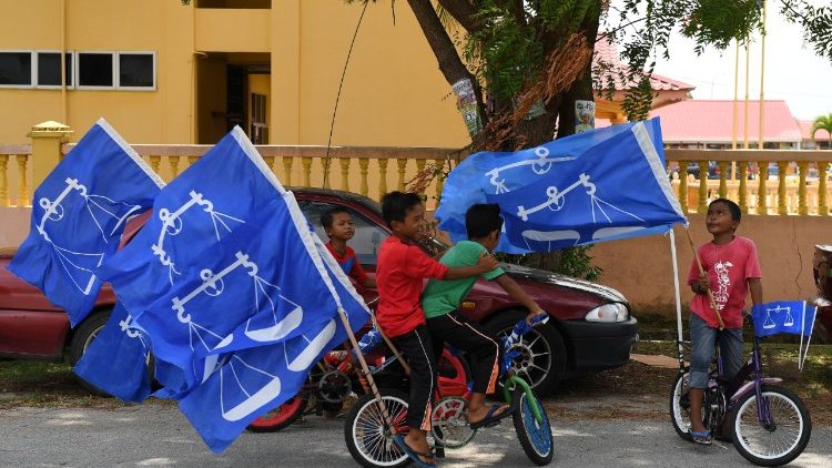 En Malaisie, des enfants avec des drapeaux de la coalition au pouvoir, le Barisan Nasional. 