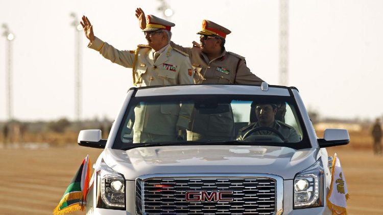 Le maréchal Khalifa Haftar lors de la parade militaire le 7 mai à Benghazi dans l'est libyen.