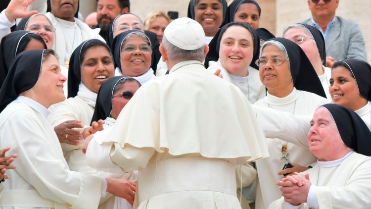 Symbolfoto: Franziskus mit Ordensschwestern