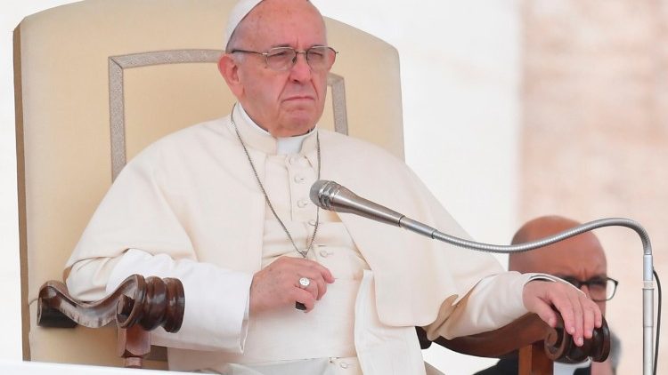 Papež Frančišek med pozdravi v različnih jezikih ob koncu splošne avdience